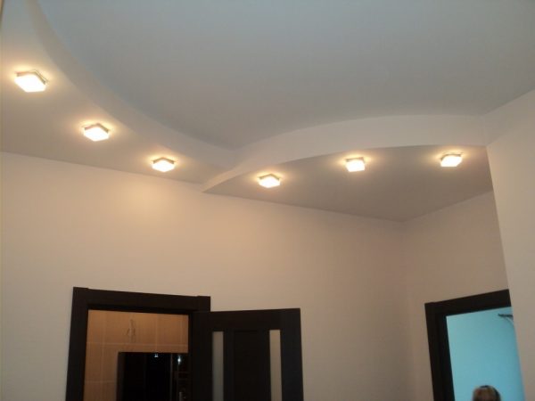 Безупречно ровный белый потолок - самый простой и эстетичный вариант