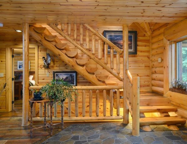 Дизайн интерьера прихожей с массивной деревянной лестницей
