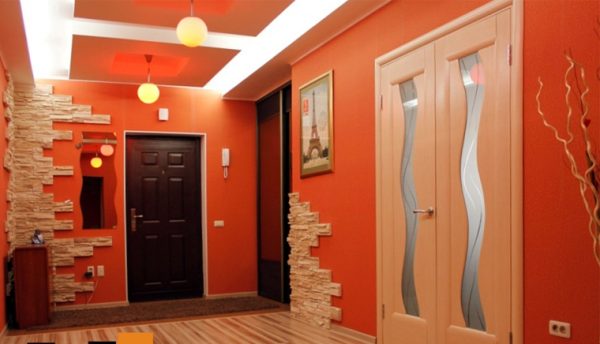 Фото. Стильный коридор отделанный декоративным камнем