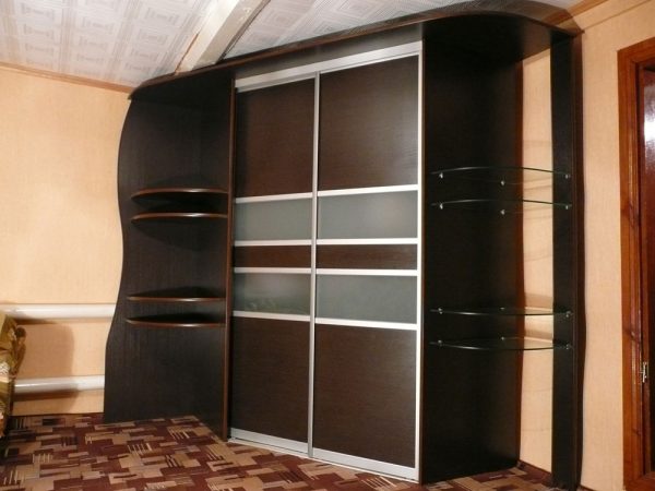 Угловой шкаф-купе с комбинированными дверьми